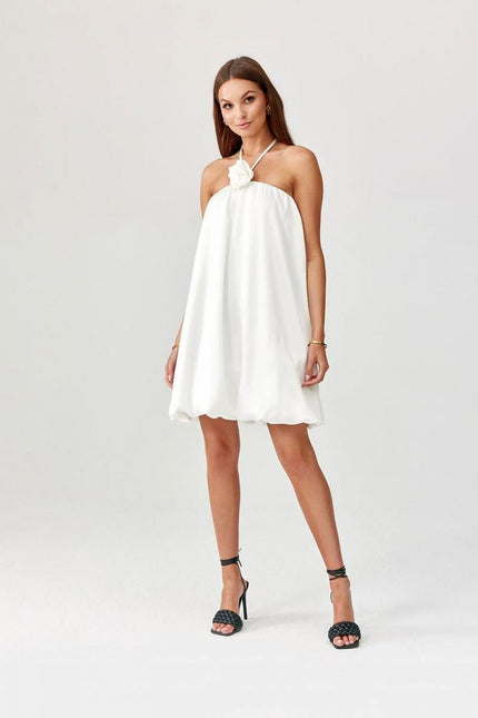 Robe cocktail blanche courte dos nu, parfaite pour soirée chic ou événements festifs, avec silhouette trapèze et sans manches.