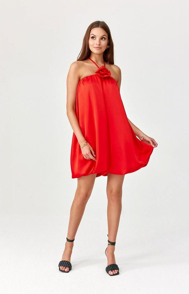 Robe rouge courte sans manches fluide pour soirée d'été ou cocktail, style décontracté et élégant.