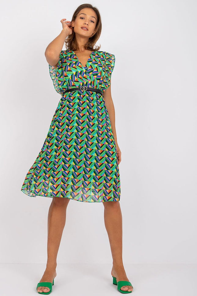 Robe casual colorée sans manches midi fluide avec motif géométrique vert, bleu et rouge, idéale pour une sortie d'été ou une fête décontractée.