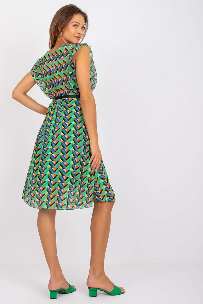 Robe casual colorée sans manches midi trapèze pour été avec motif géométrique multicolore et ceinture noire.