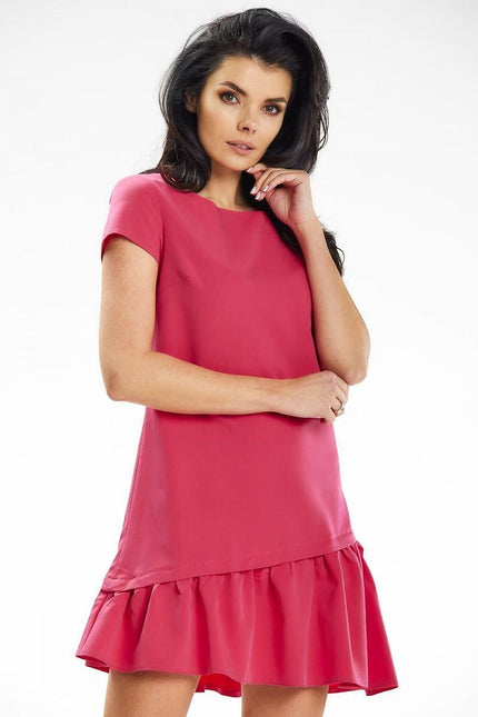 Robe rose courte casual chic sans manches, idéale pour une soirée simple ou un cocktail d'été.