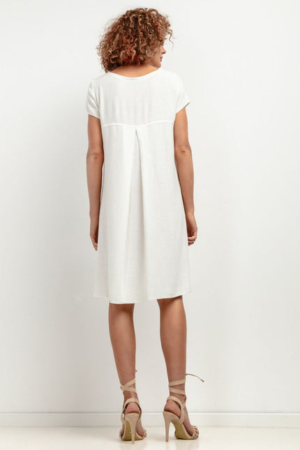 Robe blanche midi chic décontractée pour soirée simple ou cocktail, manches courtes et silhouette droite.