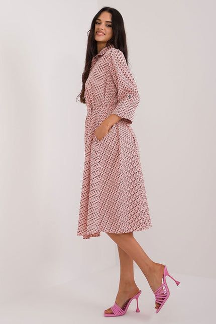 Robe midi rose à motifs avec manches longues et col chemise pour cocktail ou soirée chic.