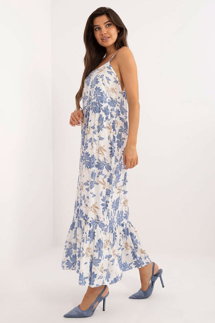 Robe longue bohème fleurie sans manches blanche et bleue pour plage ou sortie estivale.