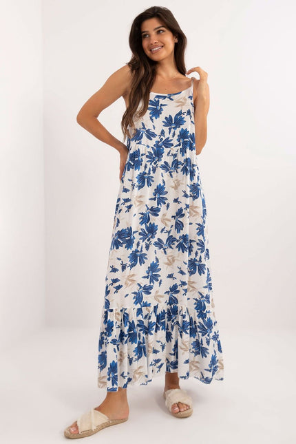 Robe d'été fleurie blanche et bleue, longue et fluide, sans manches, idéale pour plage ou casual.