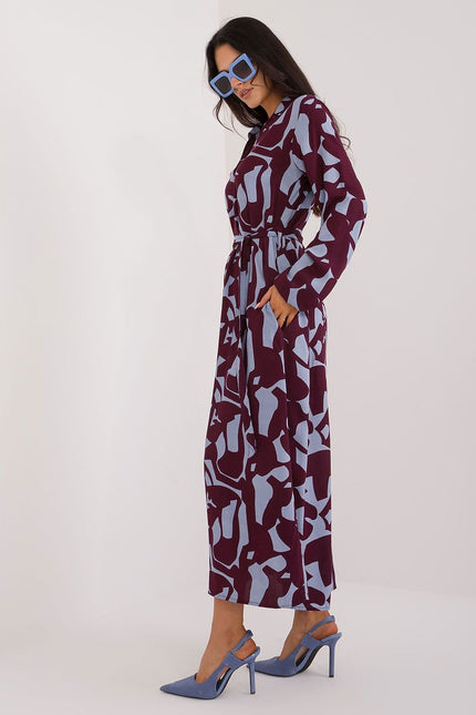 Robe midi bordeaux à motifs blancs, manches longues, style décontracté chic, idéale pour cocktail ou soirée.