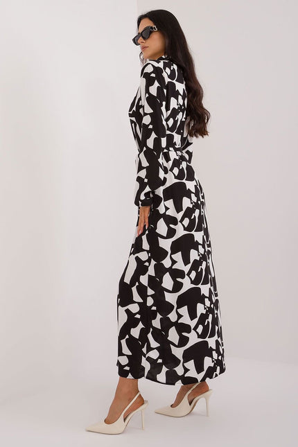 Robe longue noire et blanche à manches longues, style chic et élégant pour soirée ou cocktail.