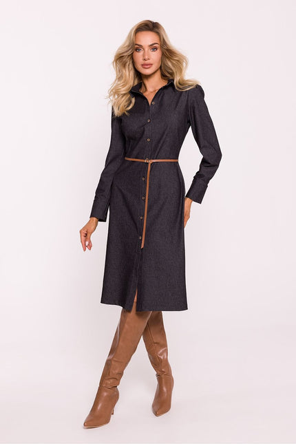 Robe noire chemise midi moulante avec manches longues et ceinture marron pour un look casual chic.