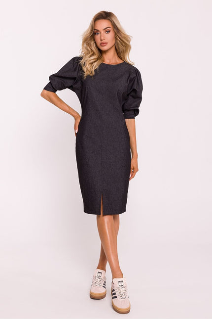 Robe noire midi chic avec manches longues et col rond pour soirée ou événement professionnel.