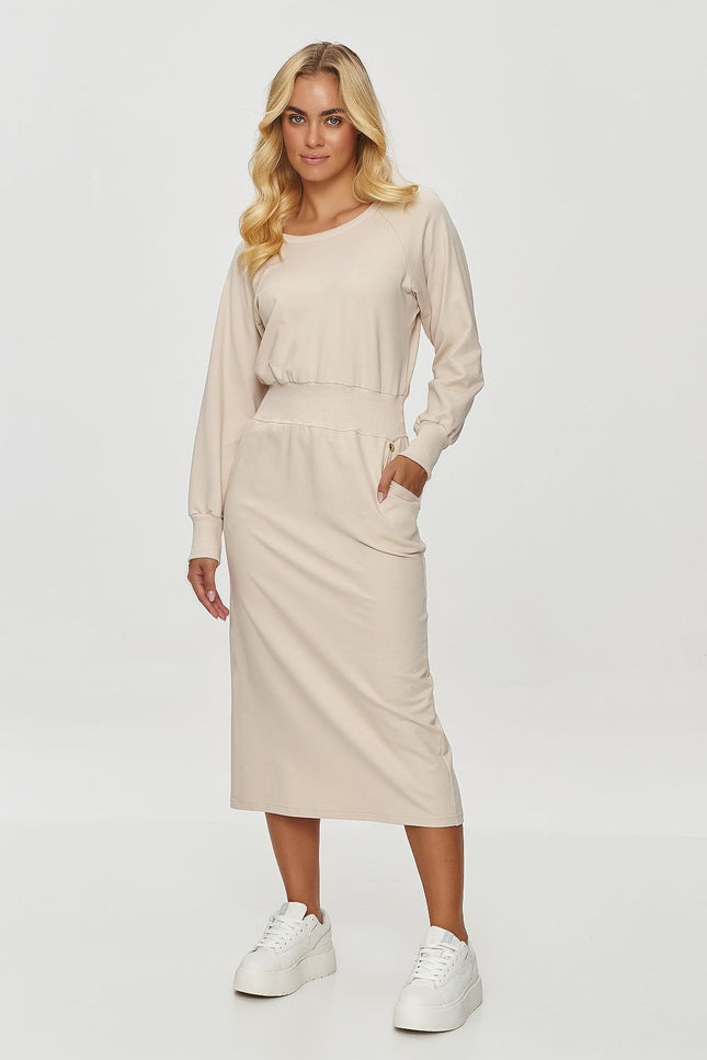 Robe beige casual manche longue midi pour femme, style confortable et quotidien.