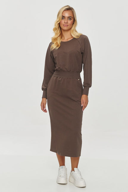 Robe marron casual midi à manches longues pour un look quotidien élégant et confortable.