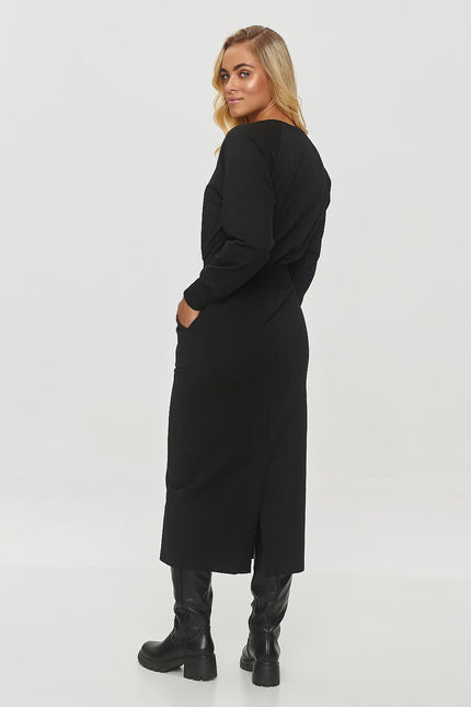 Robe noire midi chic avec manches longues, idéale pour soirée ou cocktail, silhouette droite.