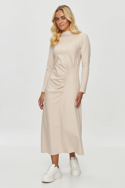 Robe beige midi chic avec manches longues pour soirée simple ou événements casual.