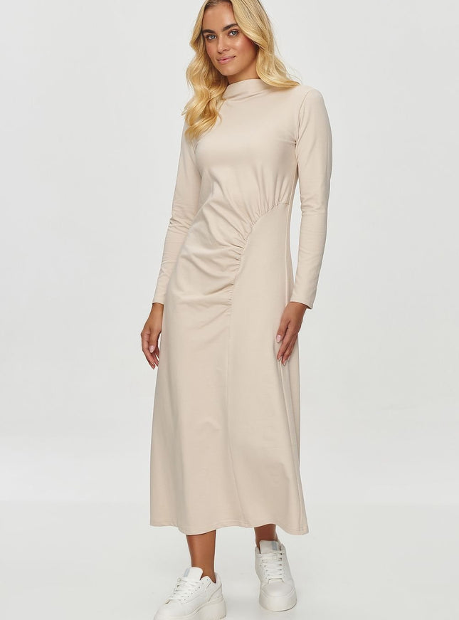 Robe beige midi chic avec manches longues pour soirée simple ou événements casual.