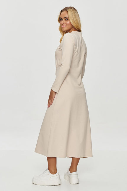 Robe beige midi manche longue casual chic pour soirée simple ou cocktail, silhouette trapèze.