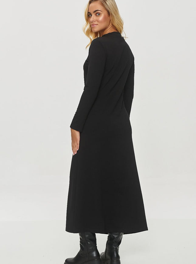 Robe noire longue manches longues style simple et chic pour soirée ou évènement casual.