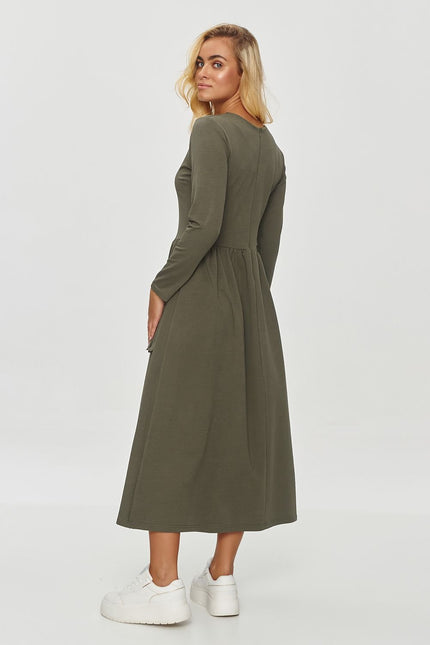 Robe verte midi à manches longues et silhouette trapèze, idéale pour une tenue casual ou de travail.