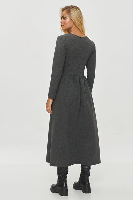 Robe pull noire midi à manches longues et silhouette trapèze, idéale pour un style décontracté ou travail.