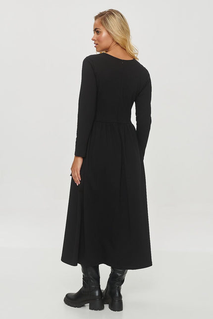 Robe noire midi manches longues style casual chic, idéale pour soirée simple ou événement décontracté.