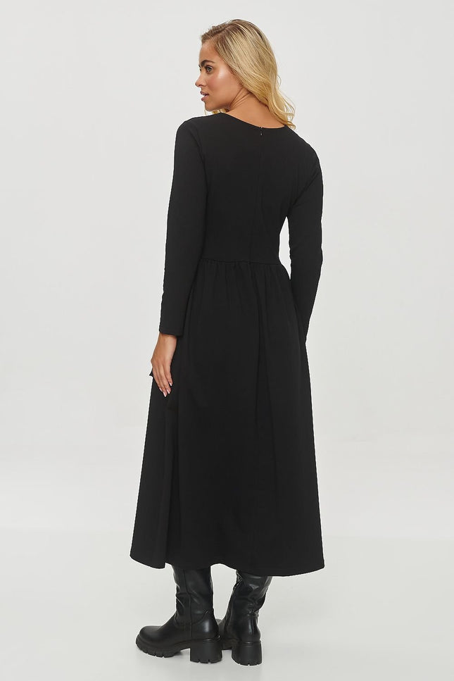 Robe noire midi manches longues style casual chic, idéale pour soirée simple ou événement décontracté.