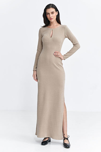 Robe beige longue moulante à manches longues et décolleté pour soirée chic ou cocktail.