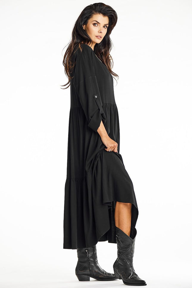 Robe noire midi fluide avec manches longues pour soirée casual ou évènement simple.