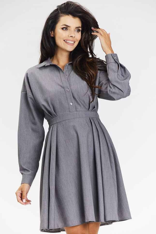 Robe chemise grise casual mi-longue avec manches longues pour un look quotidien élégant.