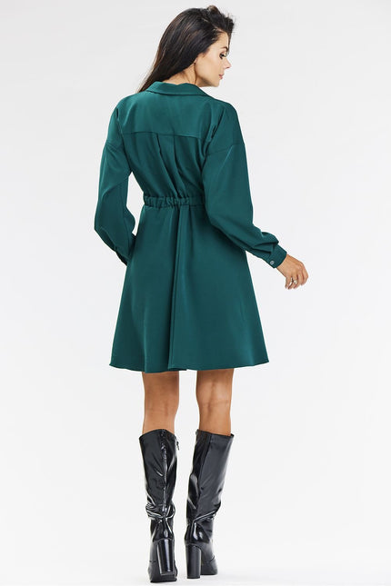 Robe verte manche longue casual midi pour soirée, avec silhouette droite et col rond, parfaite pour cocktail ou événement décontracté.