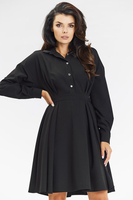 Robe noire chemise chic mi-longue à manches longues pour soirée ou cocktail.