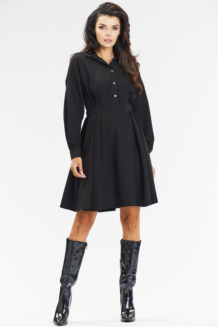 Robe noire chic midi à manches longues pour cocktail ou soirée, silhouette trapèze.