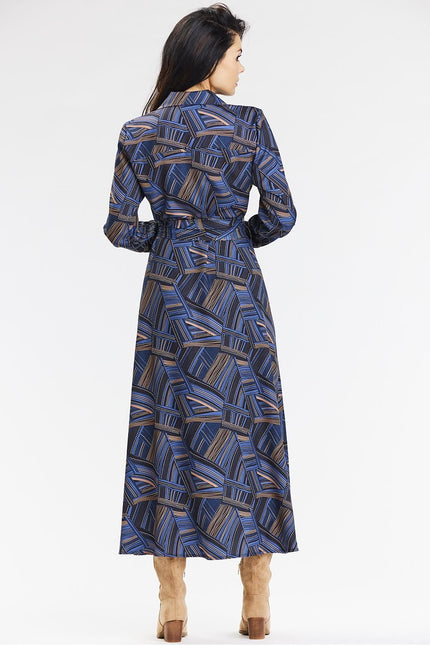 Robe midi bleu à motif géométrique, chic pour cocktail ou soirée, manches longues et ceinturée.