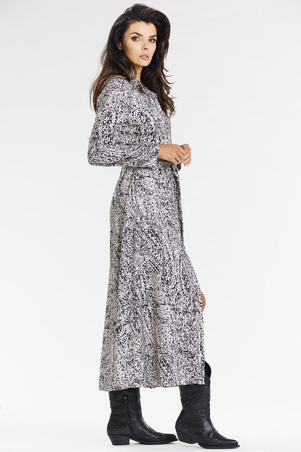 Robe midi bohème chic en noir et blanc, manches longues, idéale pour cocktail ou soirée.