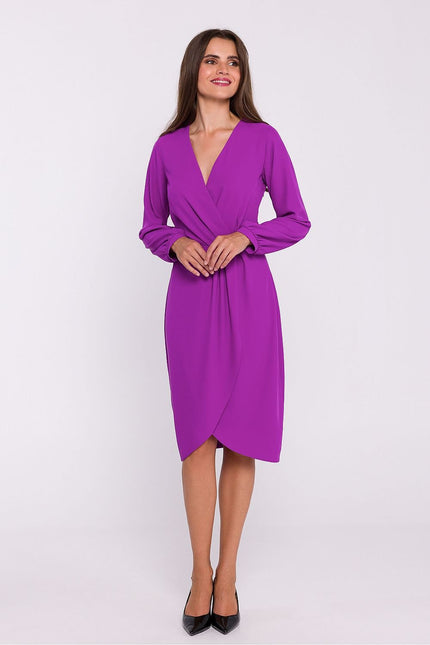 Robe violette midi chic avec manches longues et décolleté en V pour soirée ou cocktail.