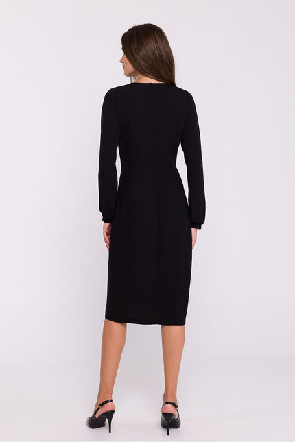 Robe noire midi chic avec manches longues pour cocktail ou soirée élégante.