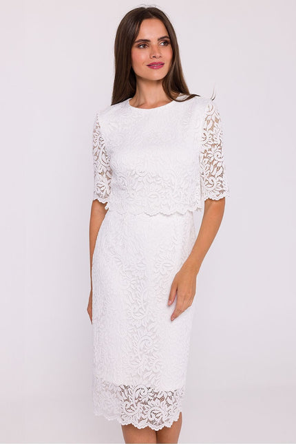 Robe blanche dentelle midi chic pour soirée cocktail ou mariage, manches courtes, silhouette droite.