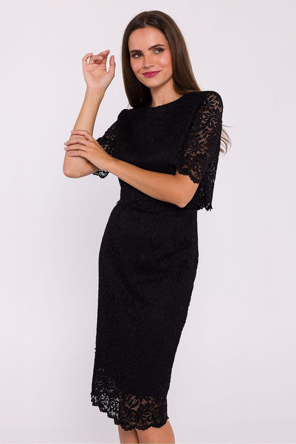 Robe de soirée chic noire en dentelle, longueur midi, avec manches courtes pour événement cocktail.