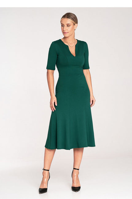 Robe verte midi élégante avec manches courtes pour cocktail ou soirée, silhouette trapèze.