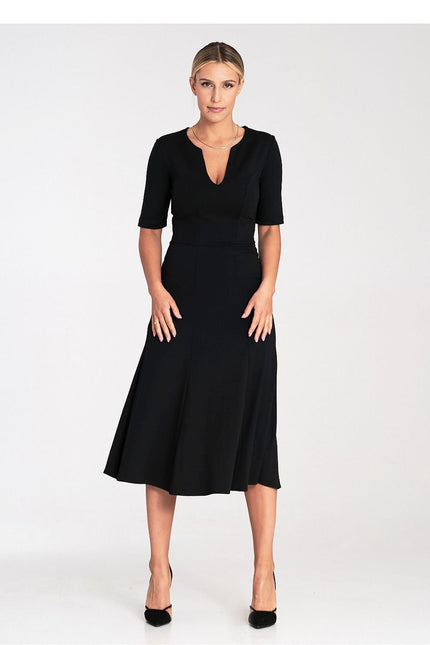 Robe noire midi chic à manches courtes pour cocktail ou soirée, silhouette trapèze.