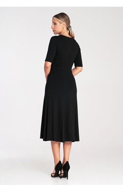 Robe noire midi chic moulante à manches courtes pour cocktail ou soirée.