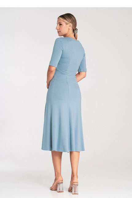 Robe bleue midi pour cocktail avec manches courtes et silhouette trapèze.