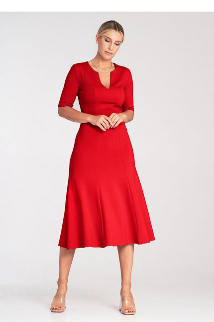 Robe rouge chic midi pour cocktail avec manches courtes et silhouette évasée.