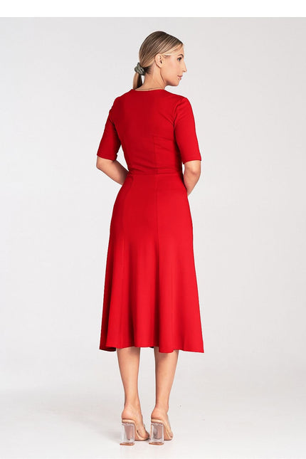 Robe rouge midi élégante pour cocktail ou mariage, style chic avec manches courtes et silhouette trapèze.