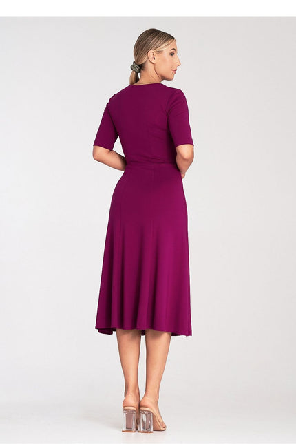 Robe violette midi chic avec manches courtes idéale pour cocktail ou soirée, silhouette trapèze.