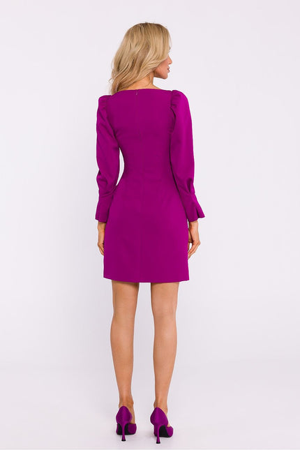 Robe violette courte élégante soirée chic manches longues silhouette droite pour femme.