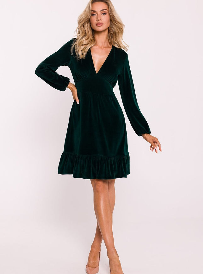 Robe verte soirée chic à manches longues et décolleté en V, longueur courte, idéale pour cocktail.