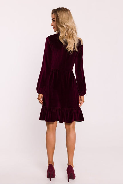 Robe bordeaux courte en velours pour soirée chic avec manches longues et silhouette trapèze.