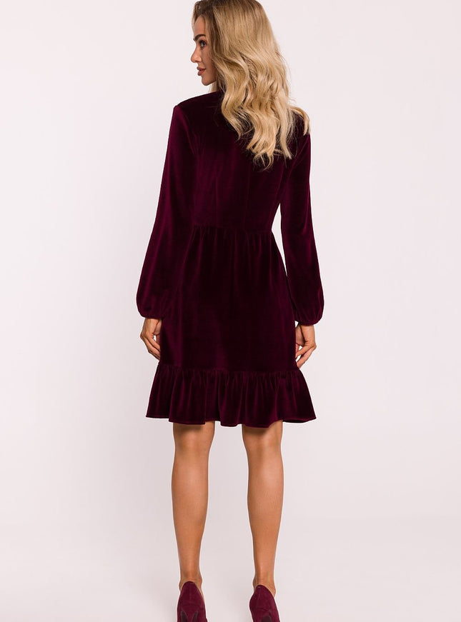 Robe bordeaux courte en velours pour soirée chic avec manches longues et silhouette trapèze.