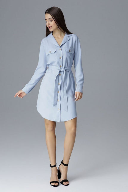 Robe bleue style chemise, longueur midi, manches longues, pour un look casual, avec ceinture assortie.