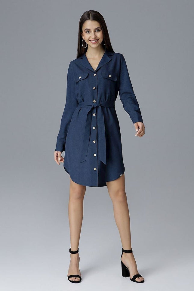 Robe chemise bleue courte cintrée à manches longues pour cocktail ou soirée casual chic.