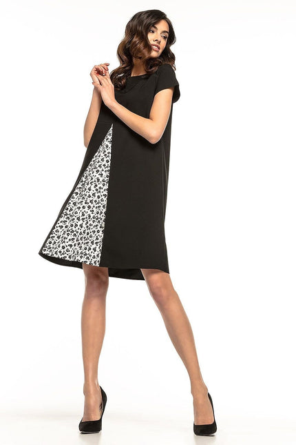 Robe noire chic midi à manches courtes et pan contrasté pour cocktail ou événement professionnel.